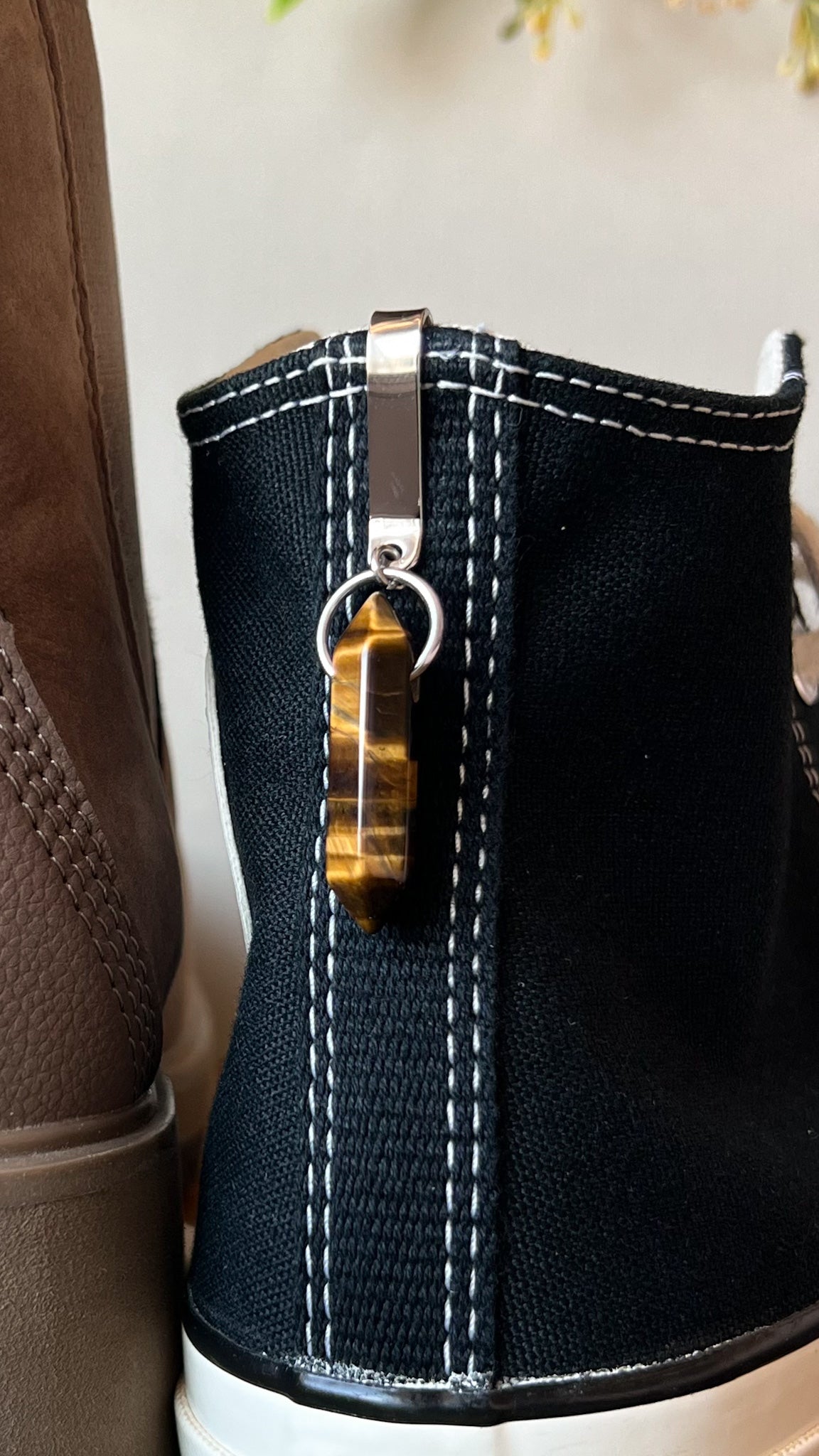 Vertical Crystal Point Shoe Accessory